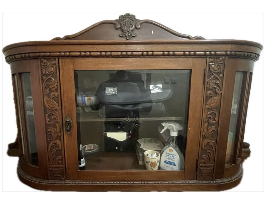 антикварна мебел бюфет с кристални стъкла в отлично състояние!