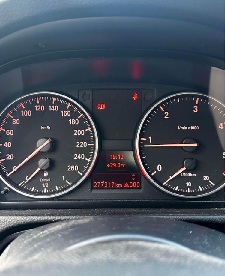 BMW 318D E90.  143кс 2008г