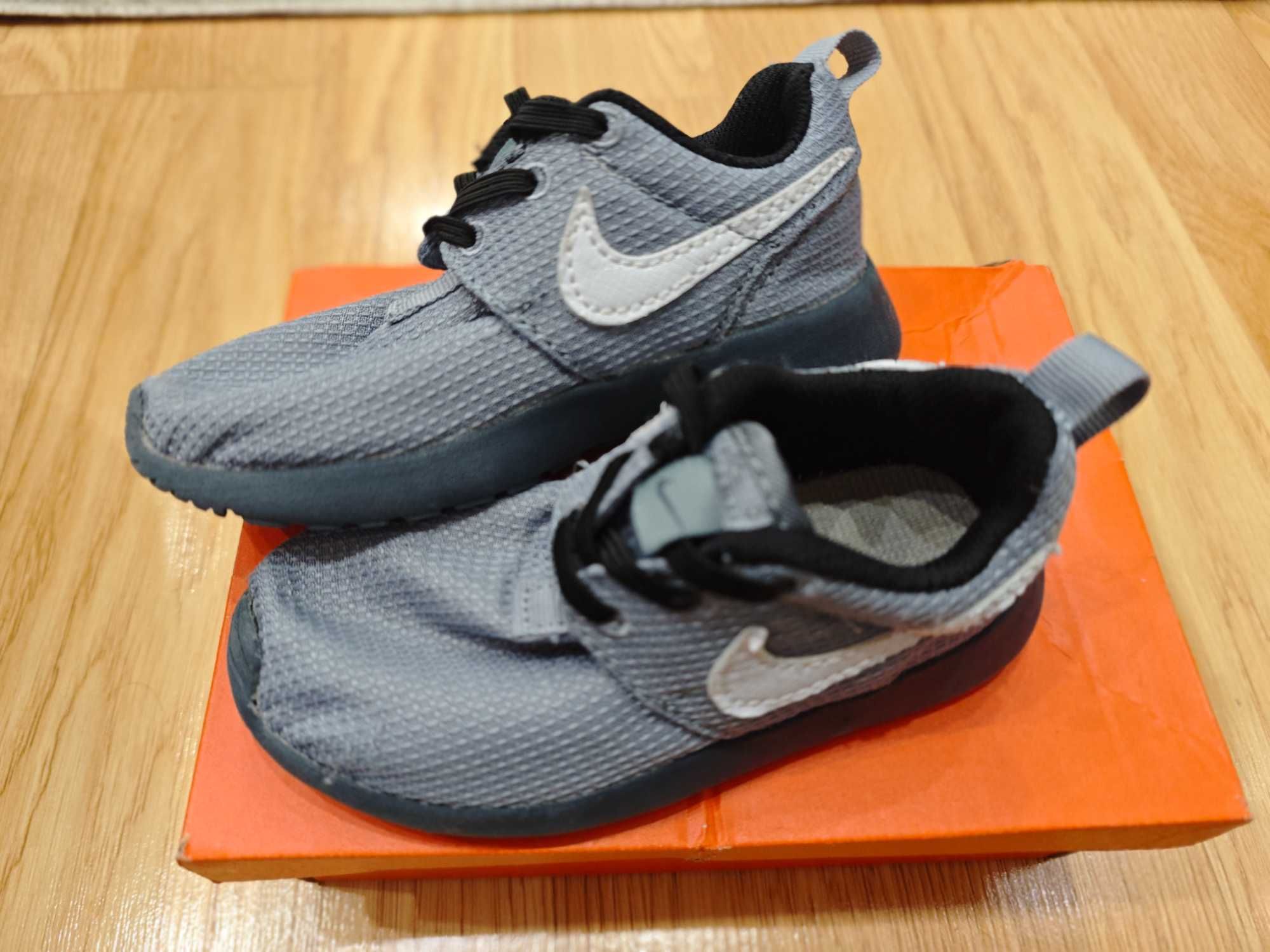 Маратонки Nike и H&M