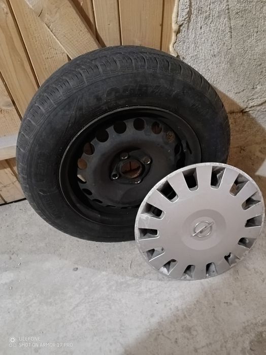 Зимни гуми с джанти и тасове.