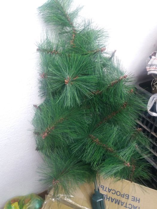 Продам  мини ёлку компактная красивая плюс игрушки и мишка в придачу