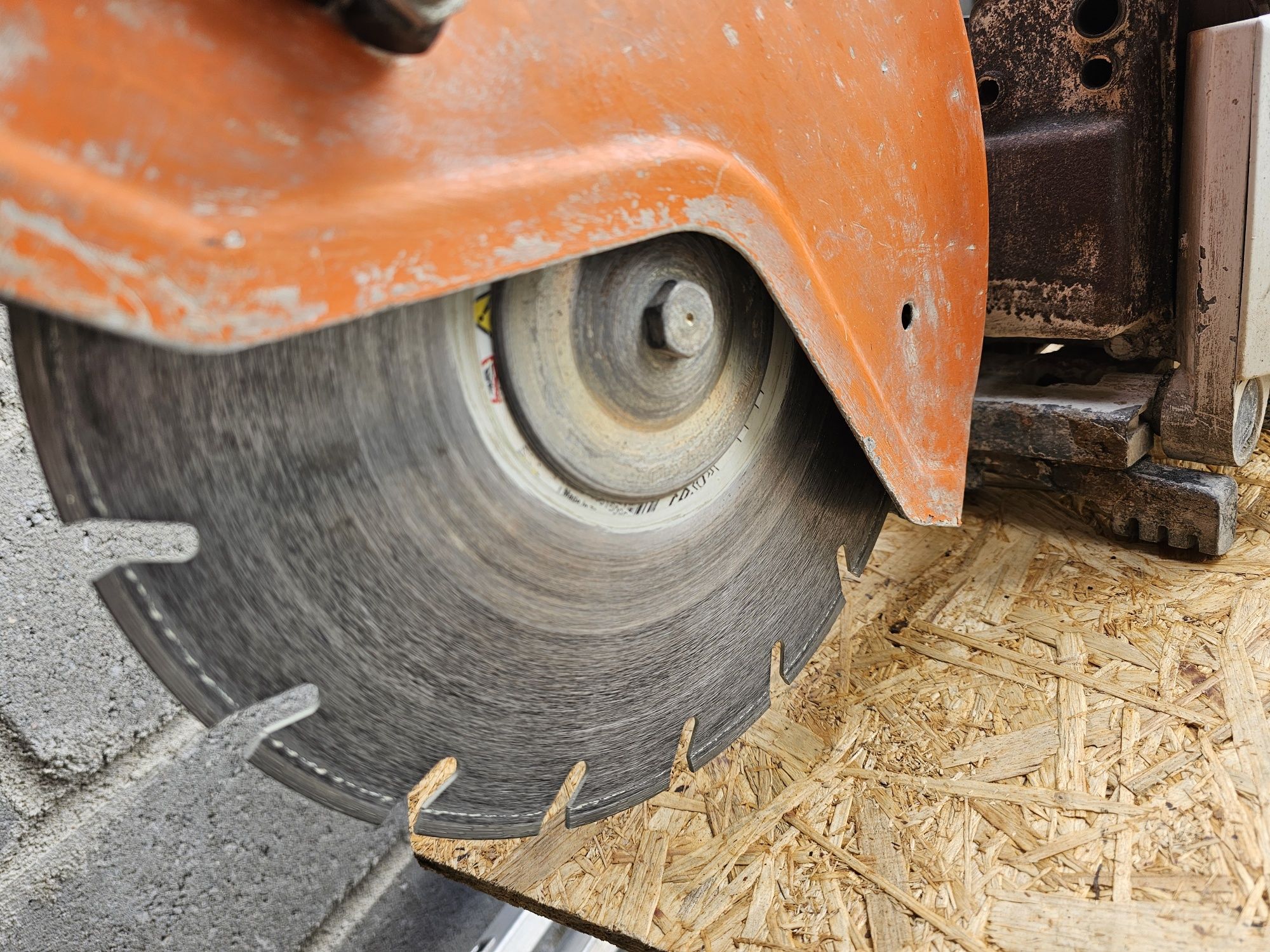 Inchiriez /vand Drujba taiat beton Sthil TS 400