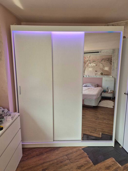 Модерен гардероб с LED осветление и огледална врата, стилен акцент