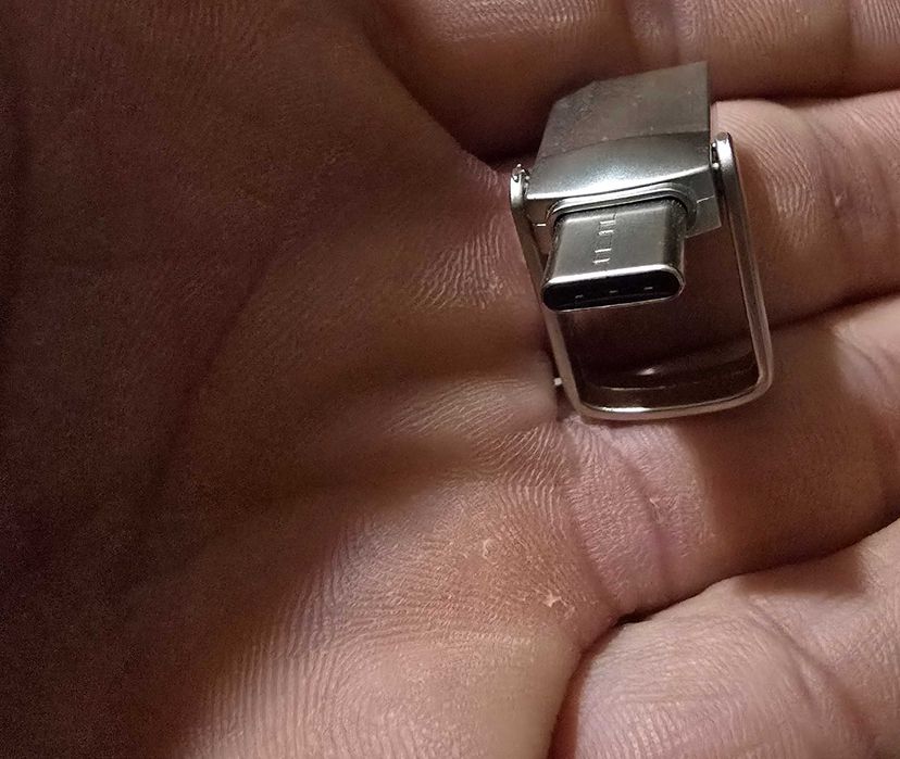 Флашка Xiaomi 2тб памет ( 2048гб)