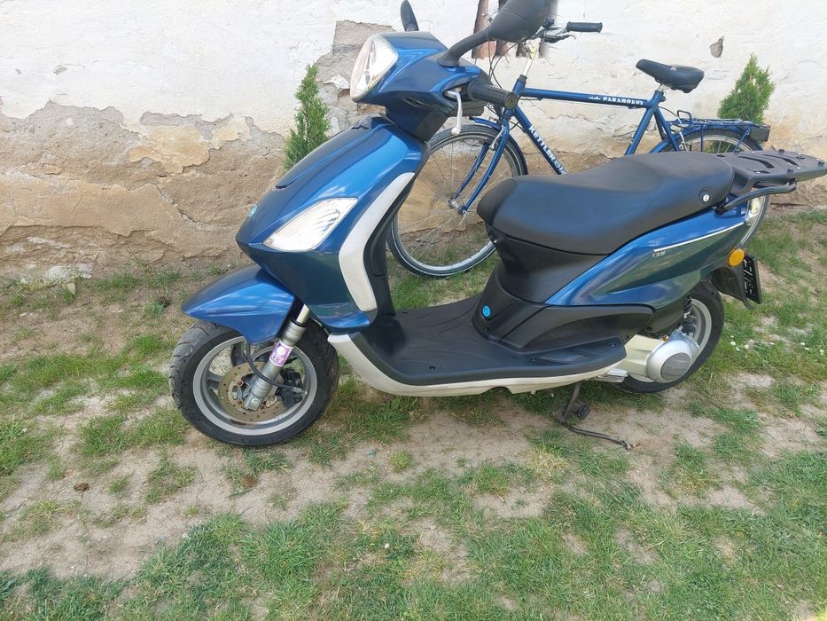 Piaggio  125 ..și un kymco 125