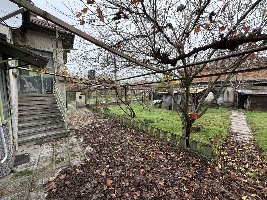 Къща с гараж равен и голям Двор!