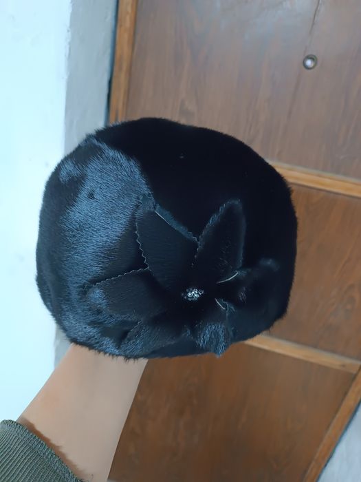 Продам Две норковые шапки Одна новая вторая носилось не долго