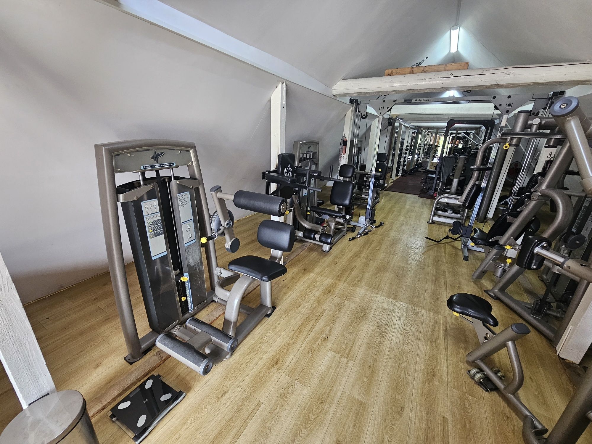 Sală fitness complet echipată