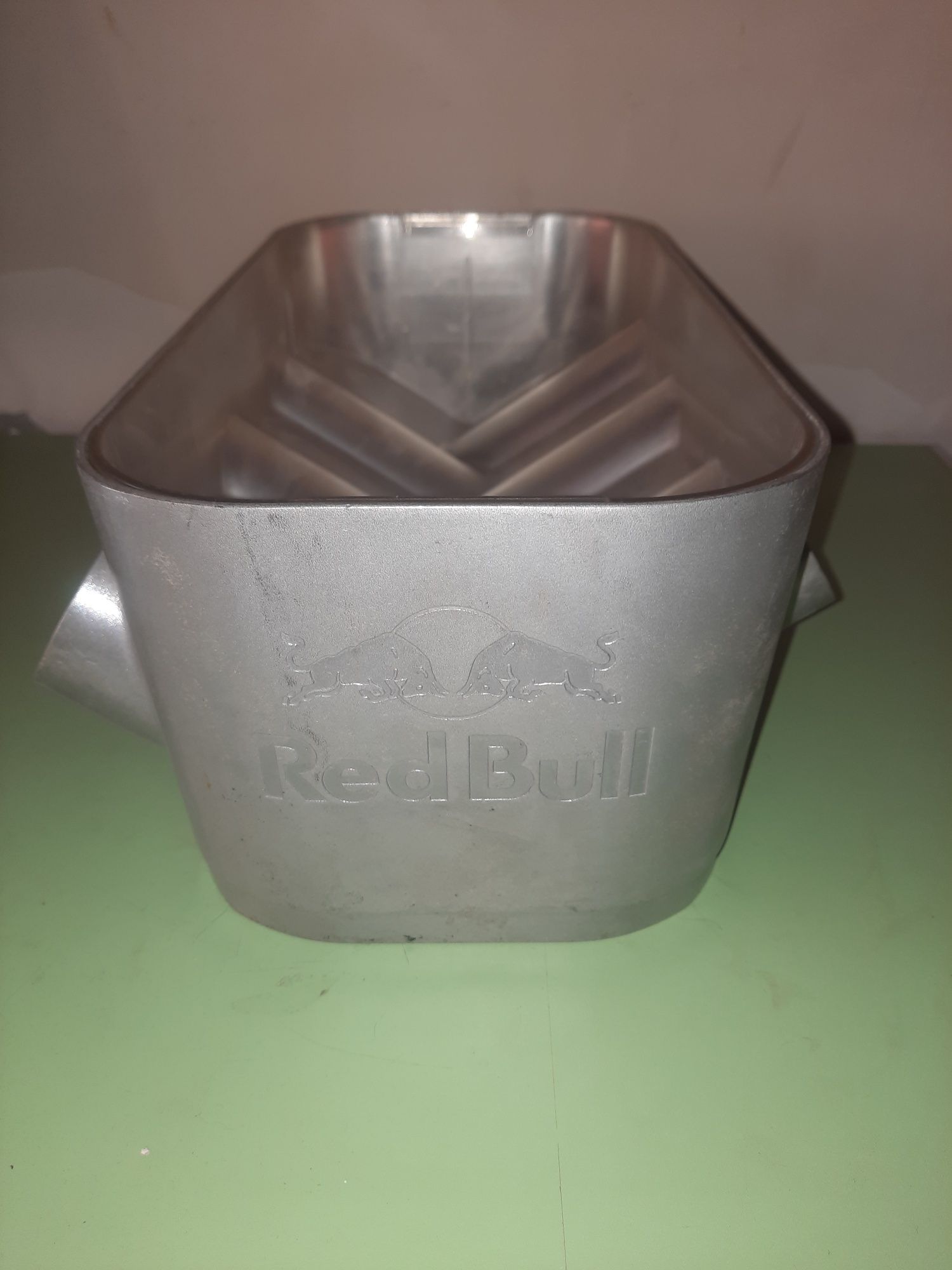 Продам лёдницу для Redbull