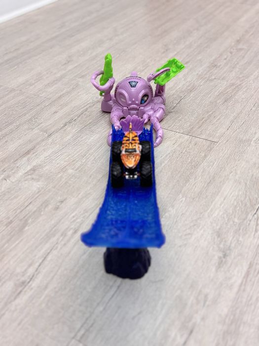 Hot Wheels: Monster Trucks. Игровой набор Прыжок на осьминога