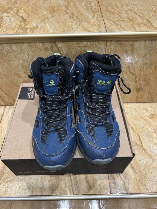 Отигиналки маратонки номер 33 и двата модела