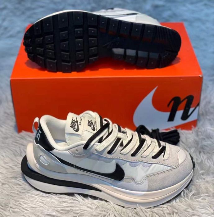 Нови дамски маратонки Sacai x Nike VaporWaffle Sesame and black