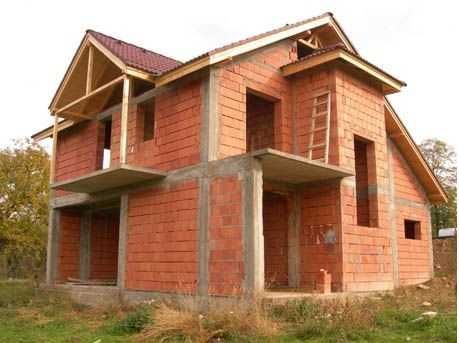 Echipa constructori case {la rosu} si {la cheie}