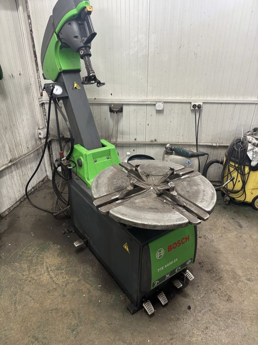 Машина за монтаж и демонтаж на гуми