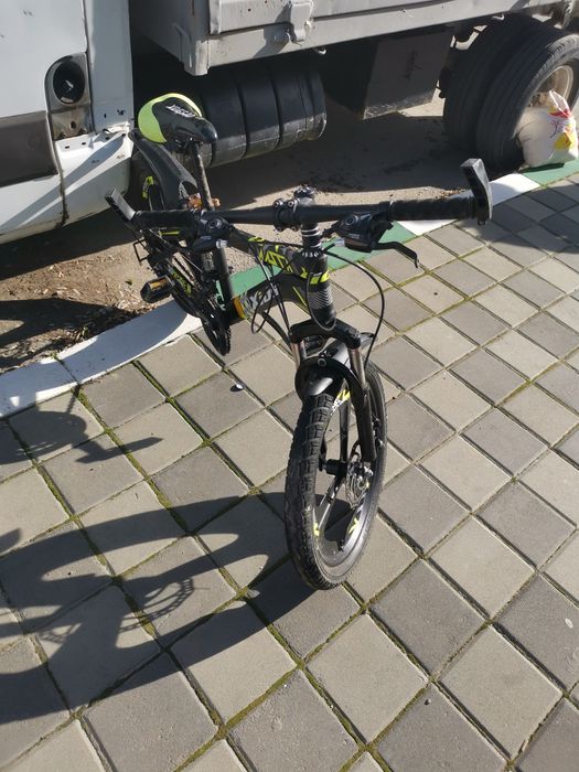 Vand bicicletă aproape noua