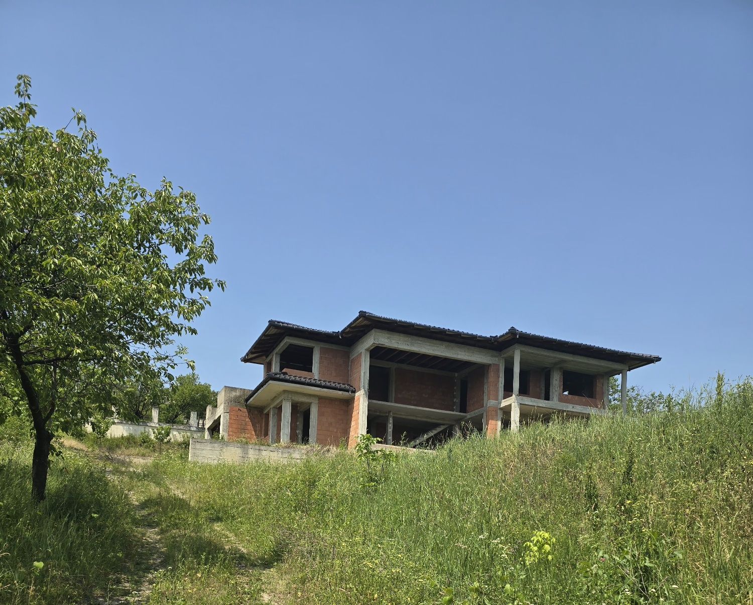 Teren Izvorului (100 m de Spit TBC) 2400 mp + casă în roșu 500 mp util