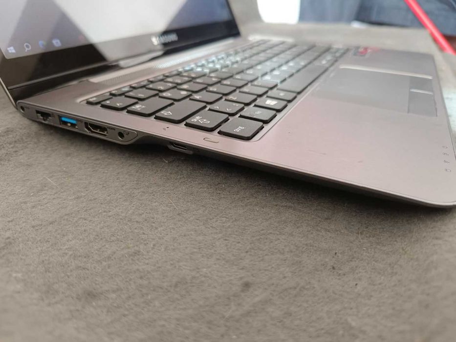 Продавам бърз лаптоп Samsung, 13 инча, Intel Core i5