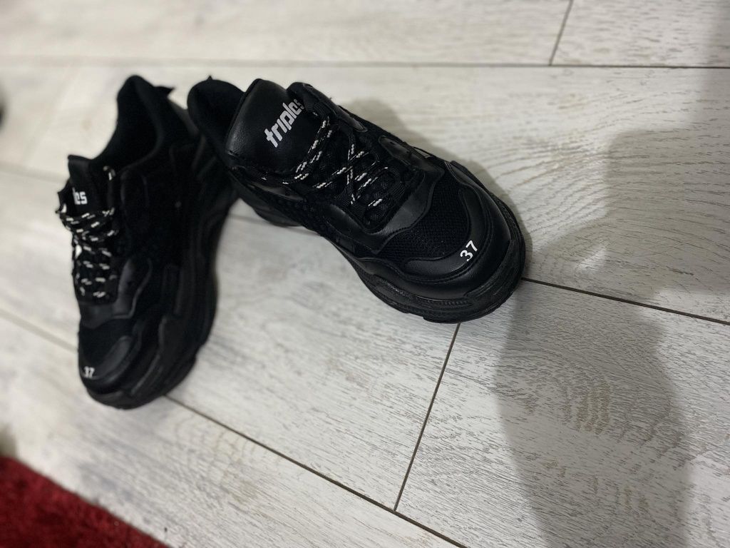 Vând balenciaga triple s