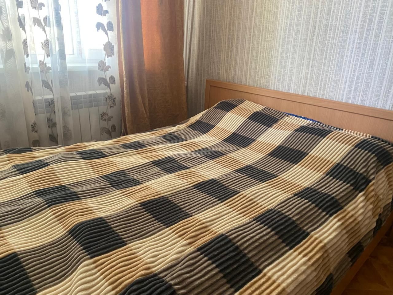 Двухспальная кровать с матрасом