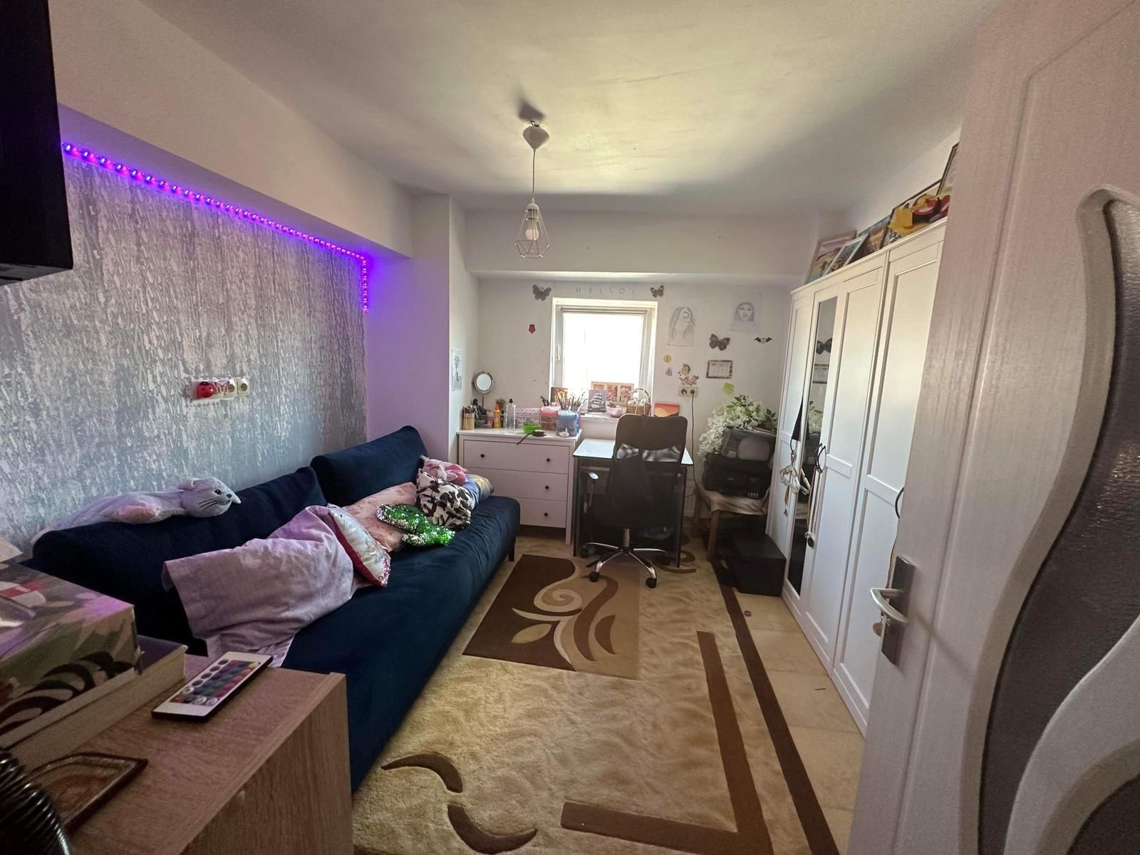 Vând apartament cu trei camere + living și garaj