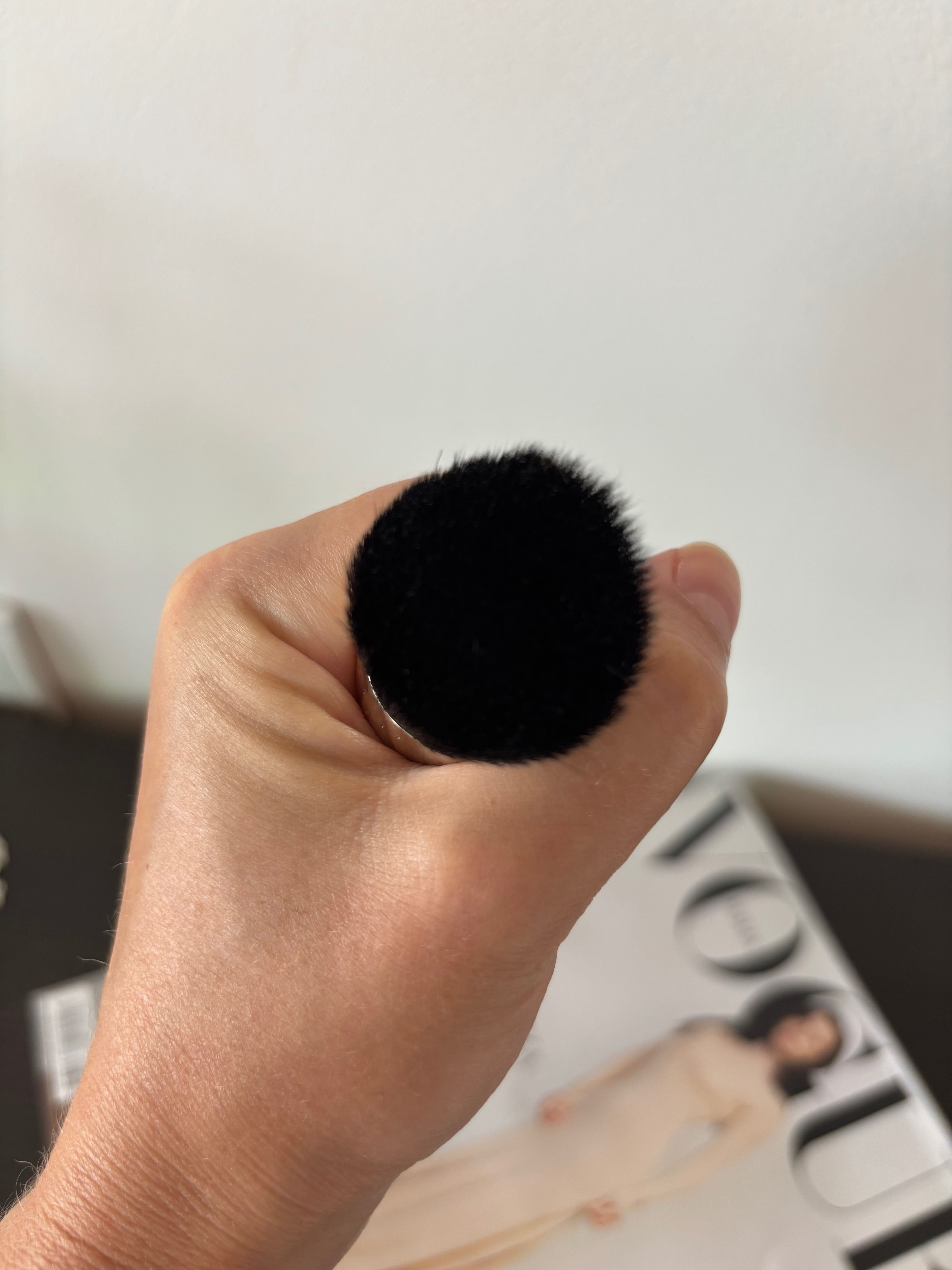 Kiko Milano водоустойчив течен фон дьо тен с четка