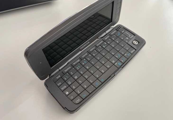 Vand Nokia 9300i - placa de baza defecta