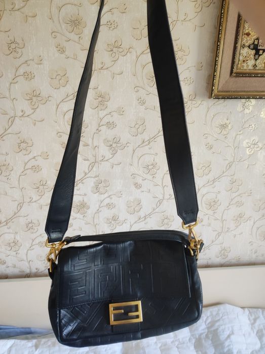 Продам кожаную сумку fendi