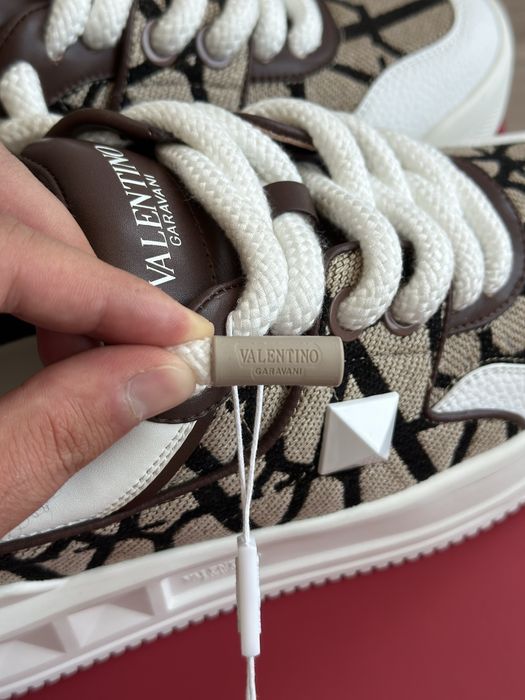 Vand adidasi Valentino