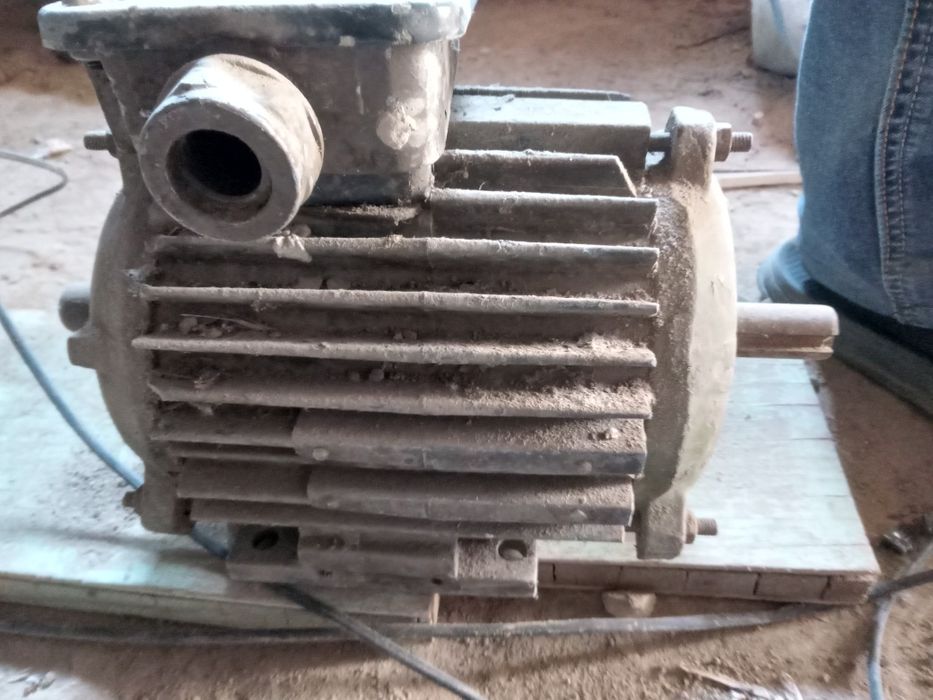 Мотор сотилади. Ишлайди 220в да