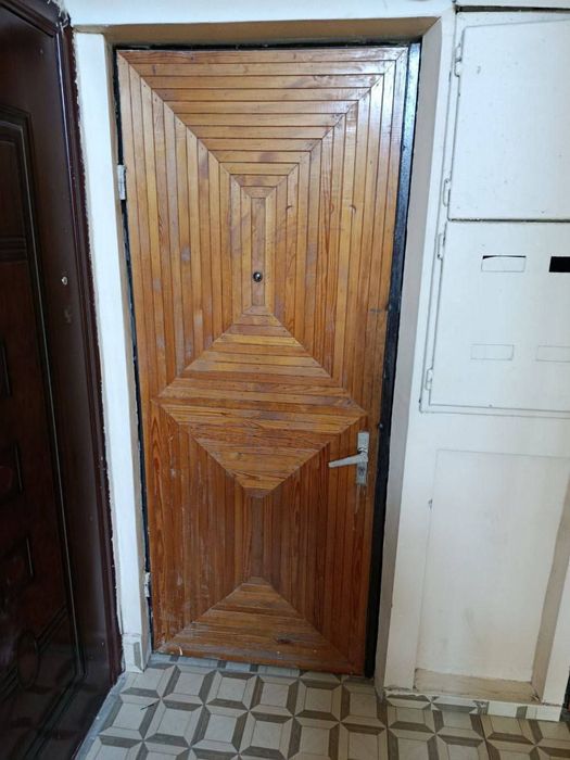 Eshik sotiladi.  Domga eshik