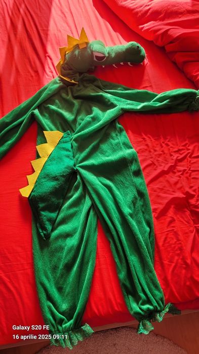 Vând costum de crocodil copii .. unisex