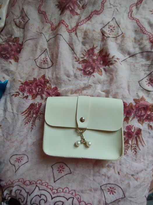 Сумочка - косметичка,светлого ,молочного цвета