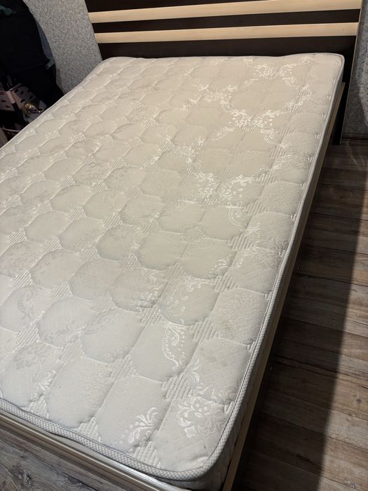 Продам двуспальную кровать