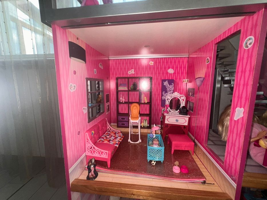 Casuta de papusi din lemn cu lift, mobilata si cu accesorii