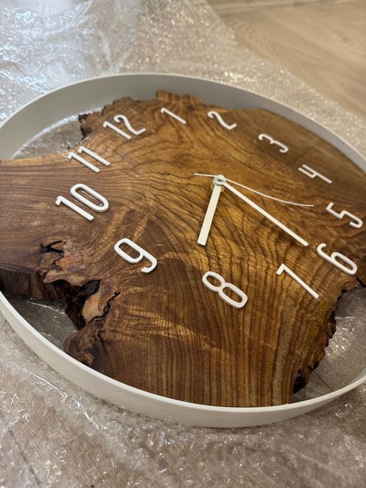 Стенен часовник ръчно изработен от дърво