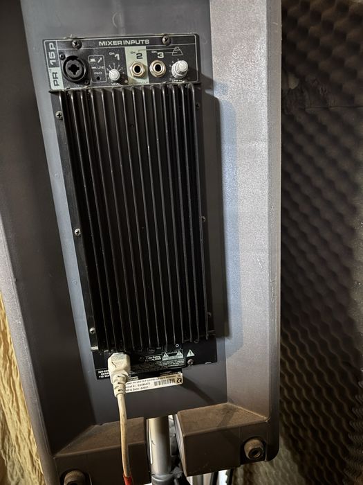 Doua Boxe Pea Vey plus una de bas, active cu doua standere