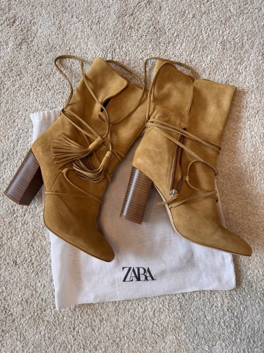 Cizme cu toc, piele intoarsa, bej