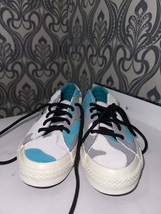 Converse, noi, in stare perfectă, nepurtați.