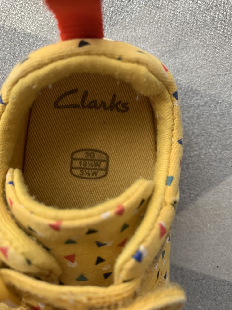 Vând încălțăminte pt bebe clarks , nr 18,5-19