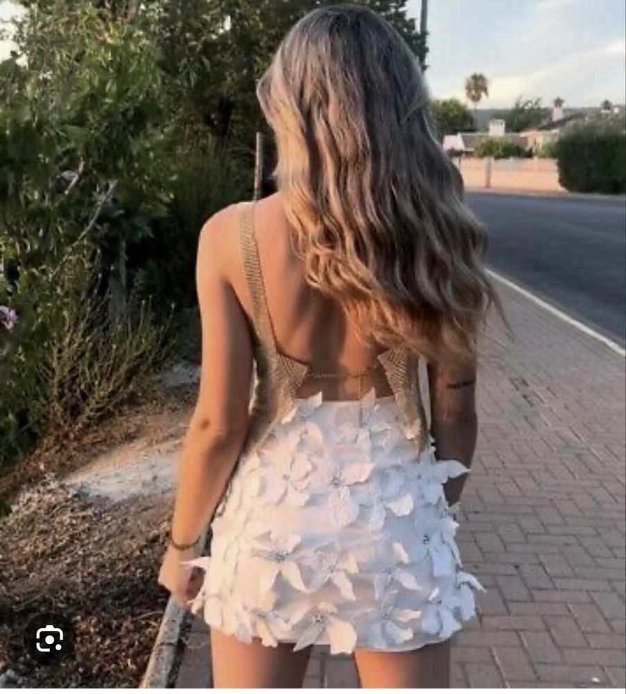 Fusta scurta ,  Zara, noua,  cu flori aplicate, si margele XXS