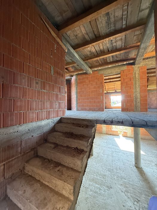 Ofer spre vazare Casa P + 1 la Rosu zona Micro 17