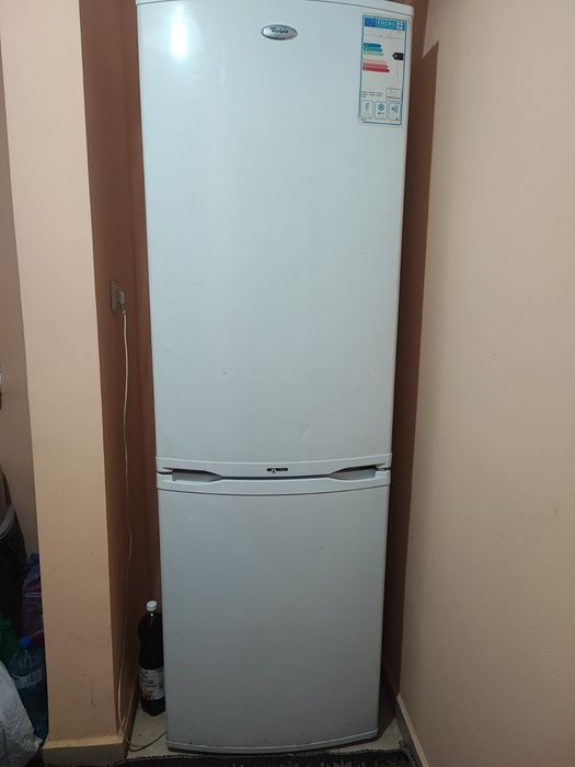 Продавам хладилник с фризер whirlpoor