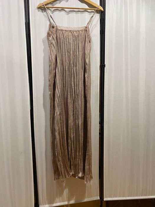 Рокля тип комбинезон H&M от намачкан сатен в пепел от рози