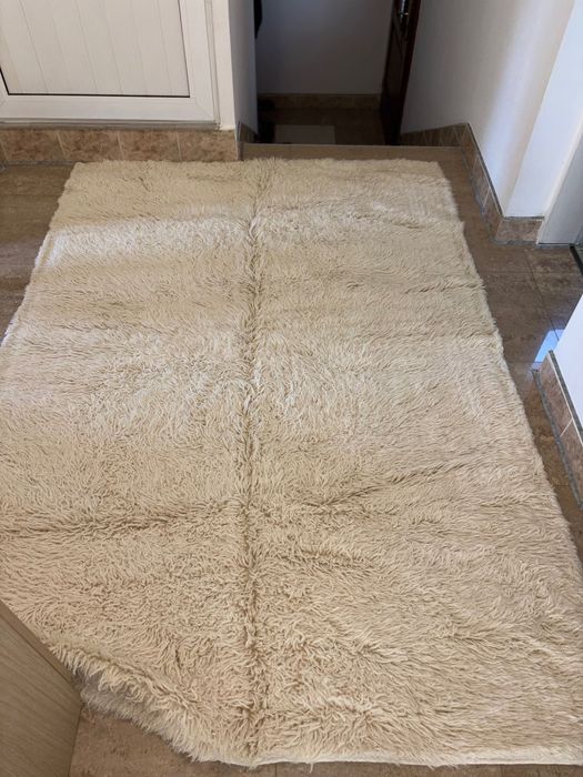 Бял пухкав килим от естествена овча кожа – отлично запазен.