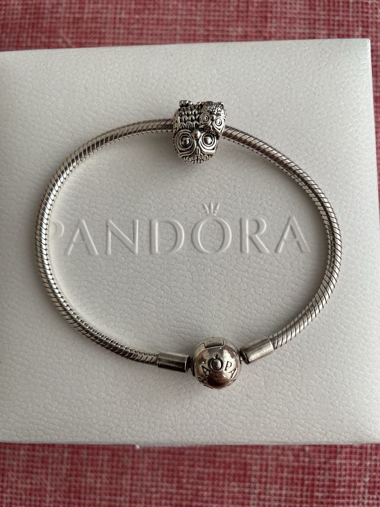 Оригинална сребърна гривна Pandora с един талисман