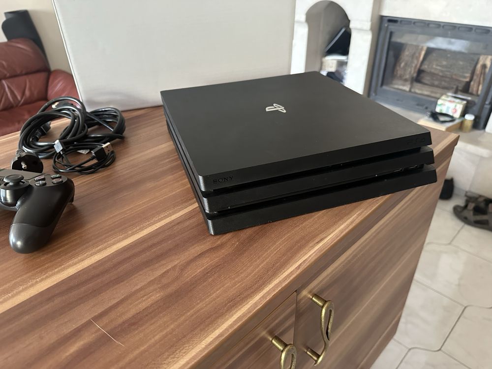 PS4 Pro 1TB + Волан Logitech G29 комплект за геймъри
