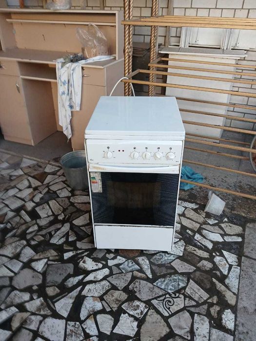 Электрическая плита с духовкой