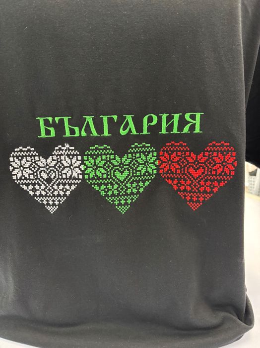 Тениска с бродирана шевица и надпис.