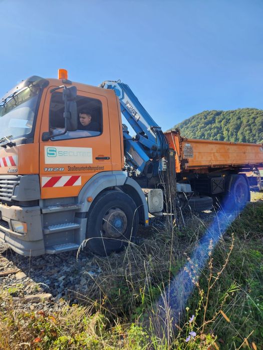 Camion Mercedes Atego basculabil și macara