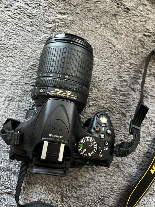 Vând aparat foto Nikon D 5200